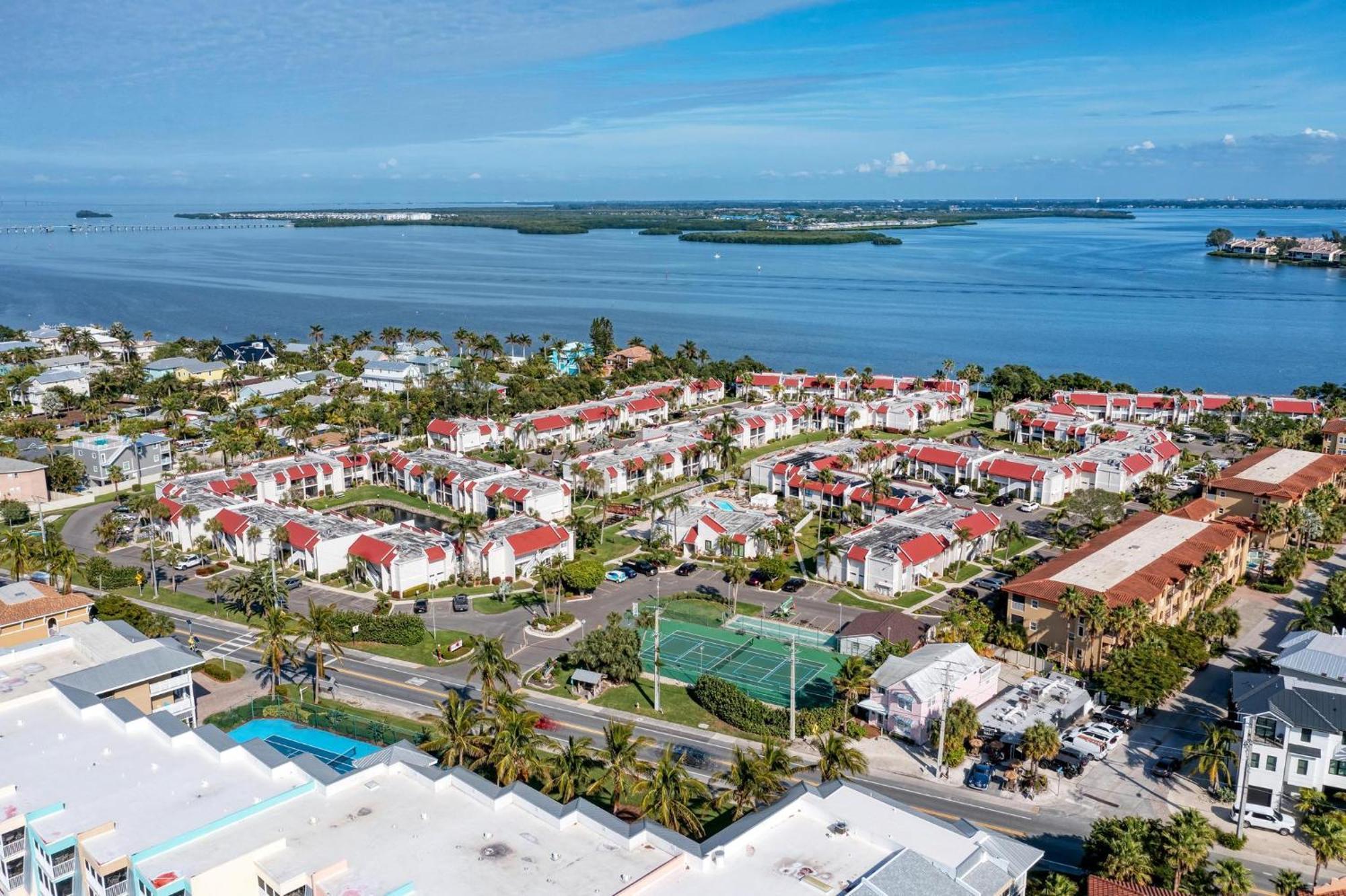 Anna Maria Island Runaway Tropical Dream-One Minute Walk To The Beach-Heated Pool Bradenton Beach Kültér fotó